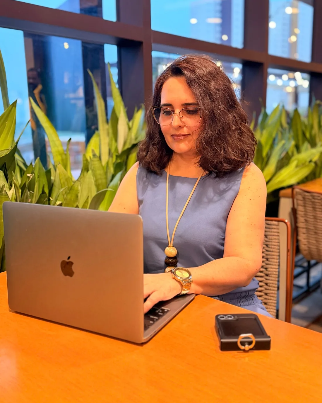 Dra. Cristiane Coimbra trabalhando em seu notebook