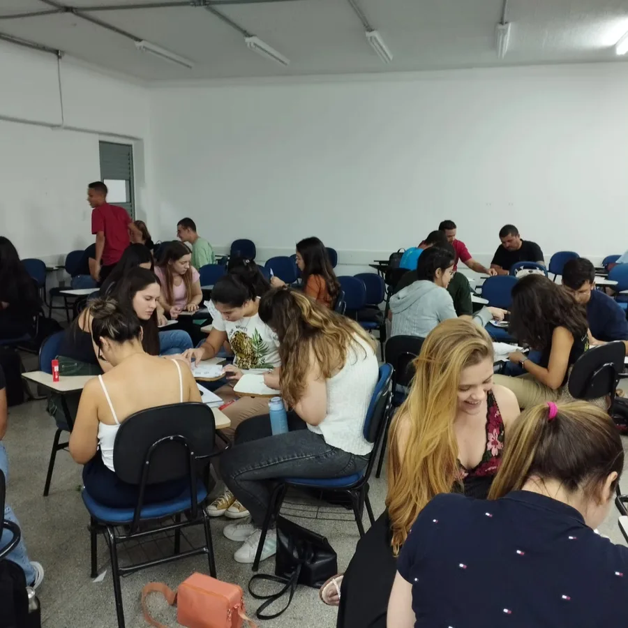 Sala de aula com estudantes durante aula de microbiologia